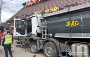 На Хмельниччині вантажівка влетіла у кафе