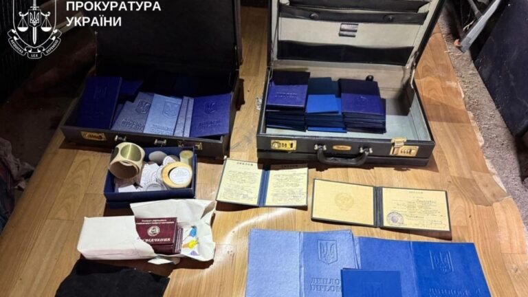 На Київщині викрили виробництво та продаж підроблених документів