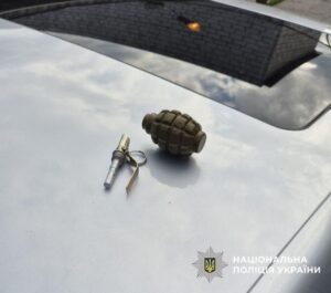 Наркодилер погрожував гранатою під час затримання