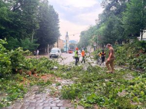 Негода у Львові: через удар блискавки дитина потрапила в реанімацію
