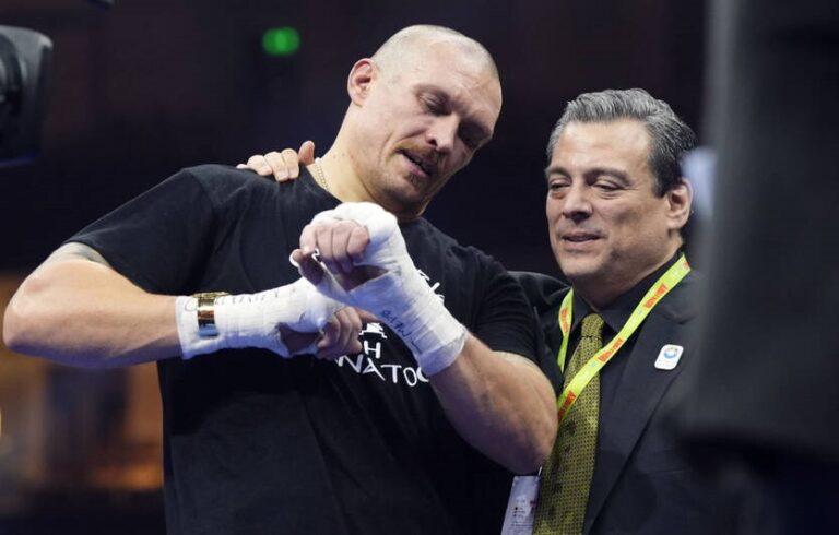 Президент WBC подумав, що замість Усика від титулів відмовився ШІ