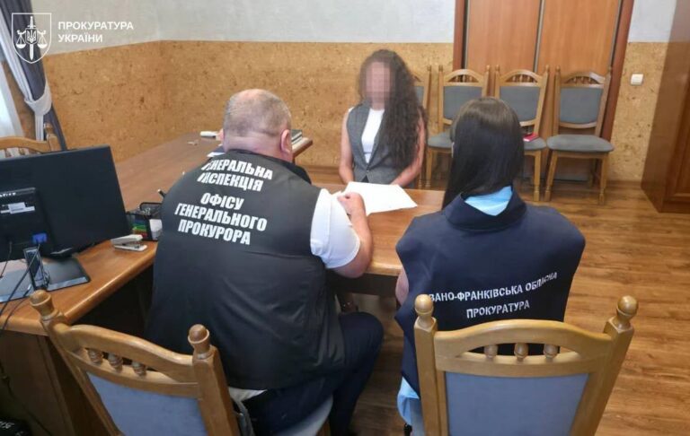 Прокурор з Франківщини за 1000 доларів “допомагала” чоловіку отримати бронь