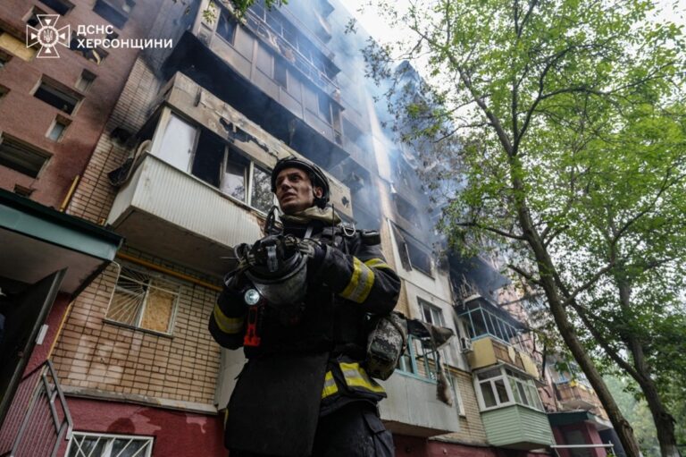 РФ атакувала Херсон: є жертви і поранені