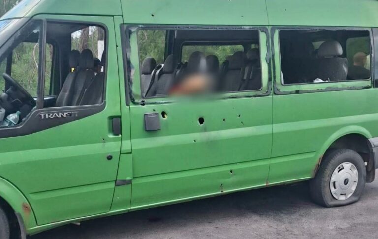 Росіяни атакували мікроавтобус у Нікополі: є загиблі та поранені