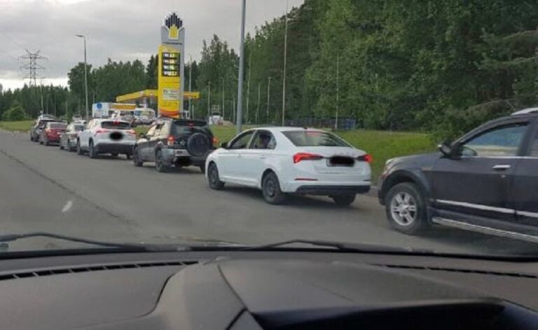 Росіяни почали помирати в чергах за бензином