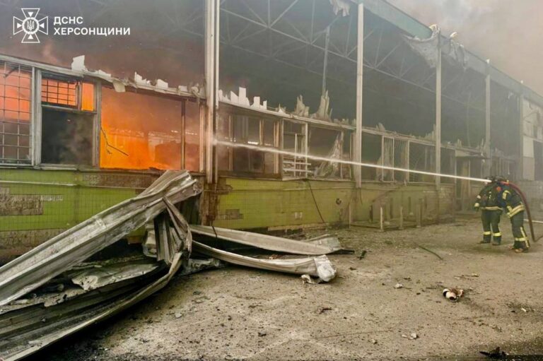 Росіяни вдарили по підприємству в Херсоні