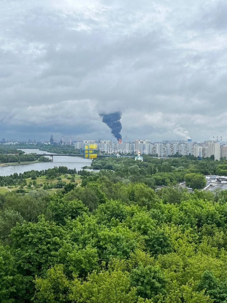 Столицю РФ атакують дрони, палає її найбільший НПЗ