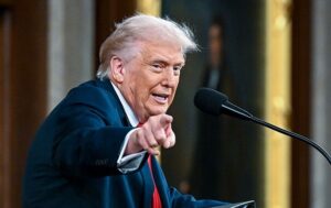 Трамп пригрозив запровалити мита за прохід Ормузькою протокою