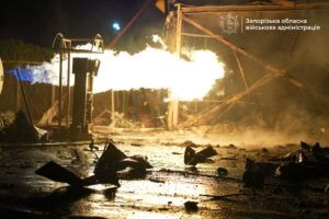 У Запоріжжі після атаки горить підприємтво і АЗС