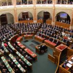 Угорські депутати скоротили собі зарплати