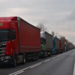 В Україні через спеку обмежують рух вантажівок