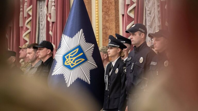 Президент Володимир Зеленський вручив державні нагороди поліцейським та воїнам підрозділів поліції