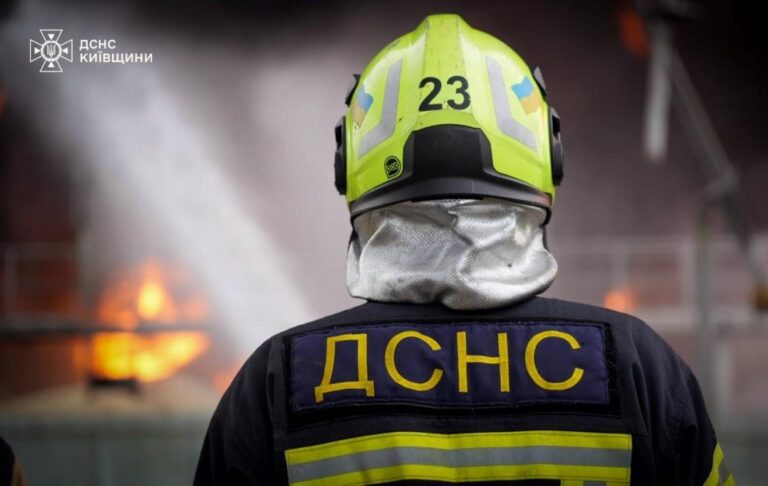 Атака РФ: під Києвом загасили масштабну пожежу