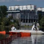 Атака РФ: в озеро на столичній Оболоні витікає паливо