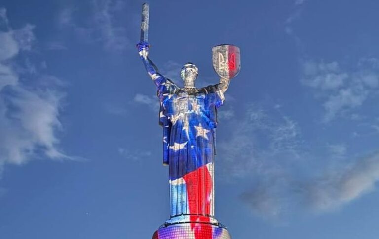 Батьківщину-мати підсвітили у кольори прапора США