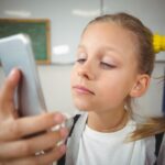 Чехія вводить жорстку заборону на телефони у школах: що зміниться