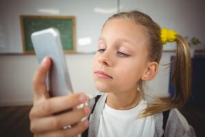 Чехія вводить жорстку заборону на телефони у школах: що зміниться