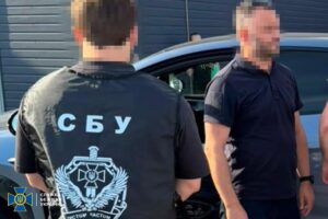 Двох посадовців митної служби викрили на корупційних схемах