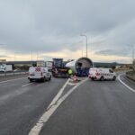Гігантська деталь вітряка перекрила трасу у Польщі