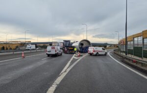 Гігантська деталь вітряка перекрила трасу у Польщі