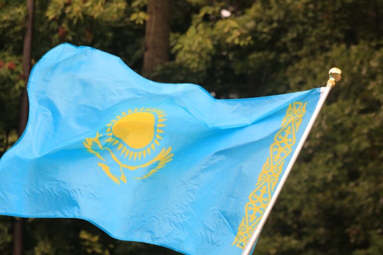 Казахстан обмежив в’їзд російських авто