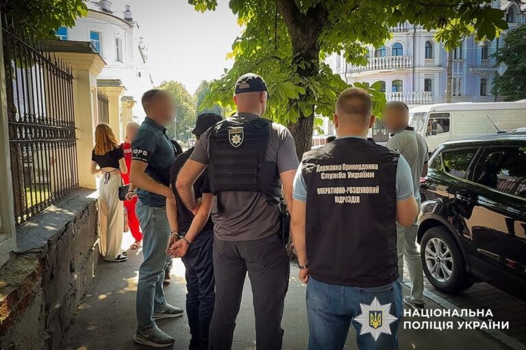 На Сумщині пара продавала “батьківство” для виїзду чоловіків за кордон