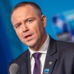 Навроцький виступає за заборону в Польщі червоно-чорного прапора
