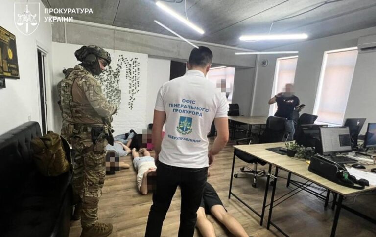 Обіцяли повернути гроші з інвестицій: у Львові викрили кол-центр