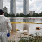 Очищення озера у Києві після удару Росії: зібрано вже 65 тонн нафтосуміші