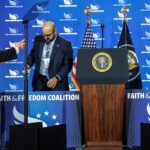 Оператор суфлера Трампа заробив 100 000$, роблячи ставки щодо його виступів