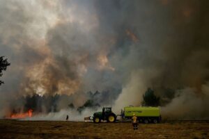 Пожежні Франції борються з вогнем поблизу Бордо