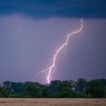 Спека до +32&deg;, подекуди грози та град: погода в Україні на понеділок