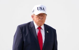 Трамп показав макет нової купюри зі своїм підписом