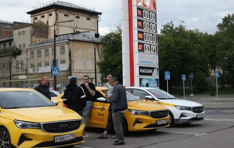 Ціни на бензин у Росії подолали психологічний рубіж