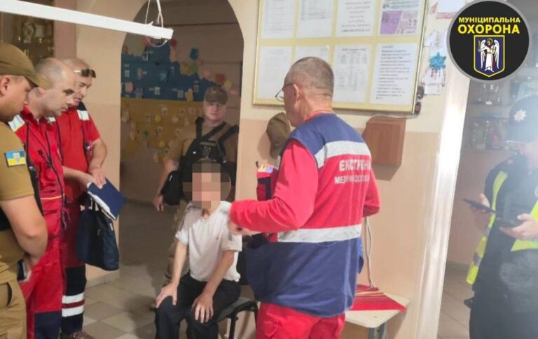 У Києві чоловік із ножем зайшов до ліцею