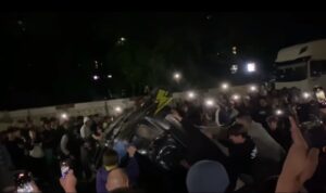 У Львові натовп перекинув авто ТЦК