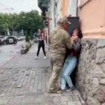 У Львові військовий ТЦК схопив жінку за горло: у військкоматі відреагували