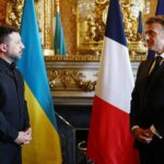 Зеленський зустрівся з Макроном і вручив орден