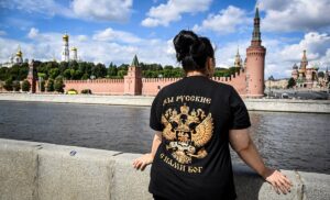 Дрони, дефіцит бензину і війна: у РФ рекордно впав “індекс щастя”