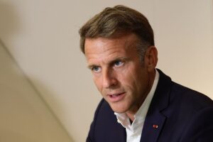 Макрон закликав не допускати постачання палива до Росії