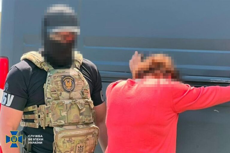 Наводила КАБи на оборонців під Херсоном: викрито інформаторку РФ