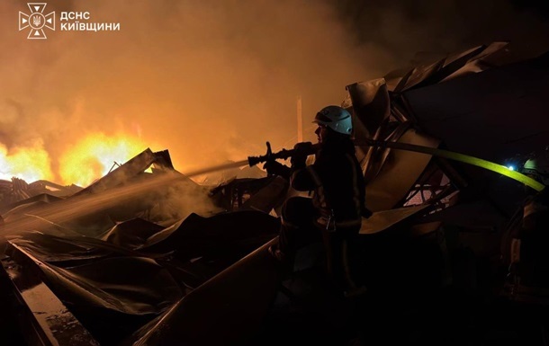 РФ атакувала Київщину: пошкоджені склади та вантажівки