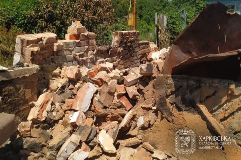 Росіяни вдарили КАБами по Ізюму: постраждали четверо жінок