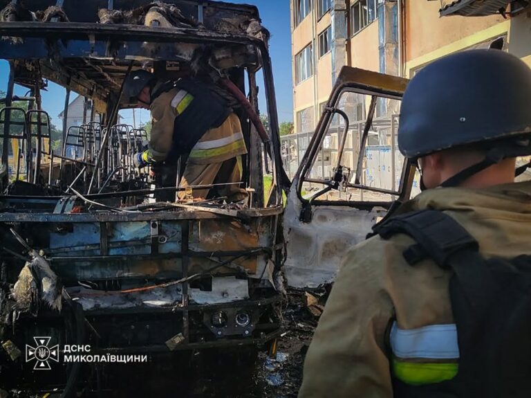 Росіяни вдарили по ліцею в Миколаєві