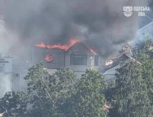 Росіяни вдарили по Одещині, палає будинок