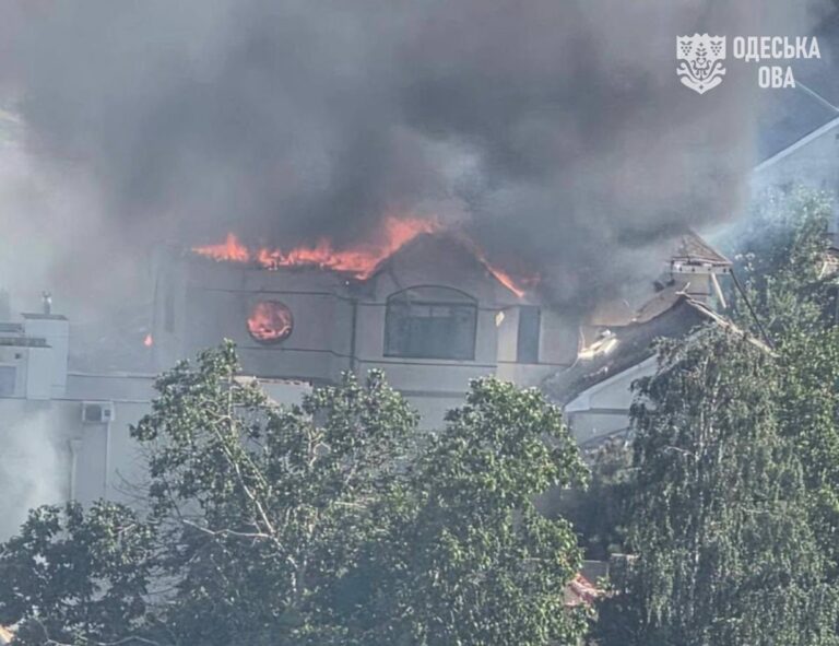Росіяни вдарили по Одещині, палає будинок