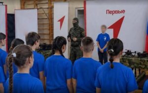 У ГУР назвали причетних до мілітаризації дітей на ТОТ