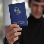 Уряд змінив правила обслуговування чоловіків у консульствах за кордоном