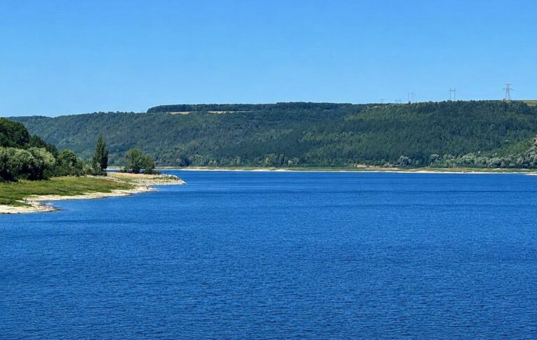 Води дедалі менше: Дністровське водосховище досягло критичної позначки